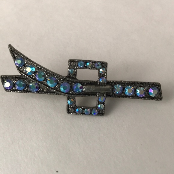 Jewelry - Pretty little pewter belt brooch